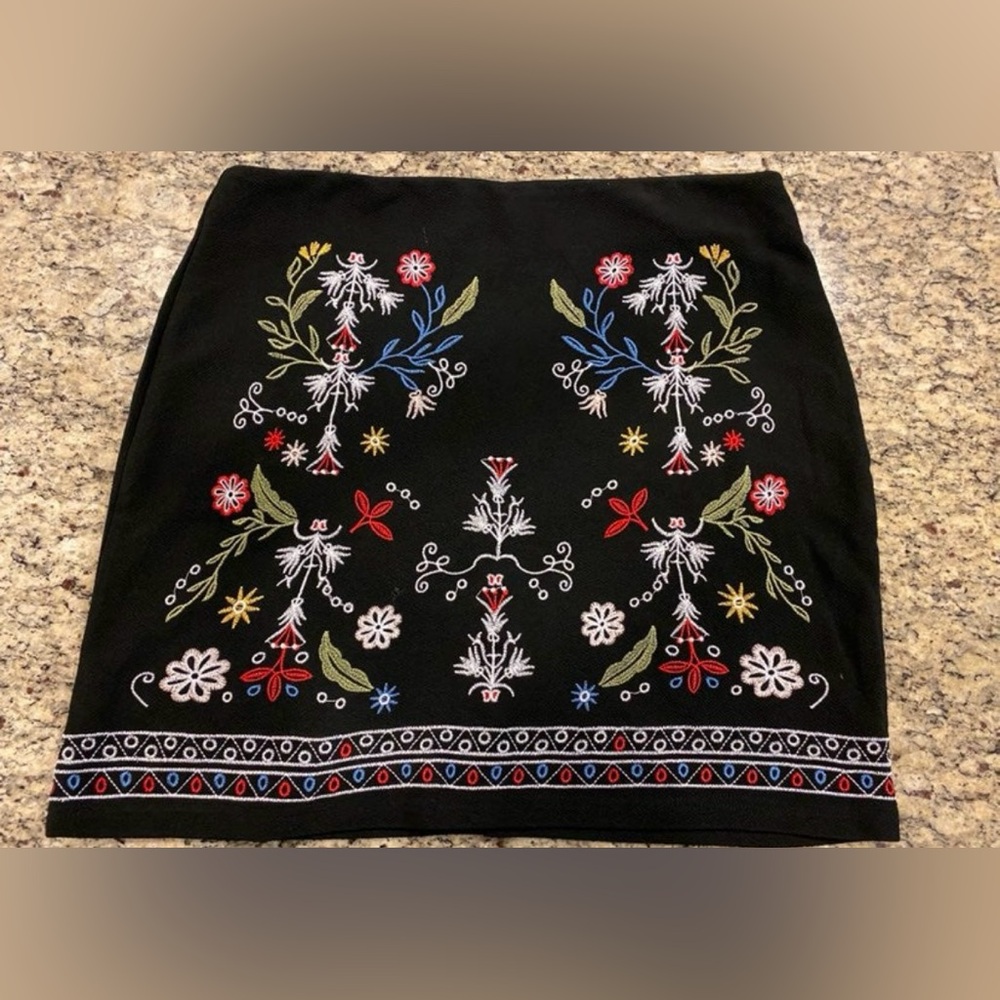Embroidery bodycon skirt